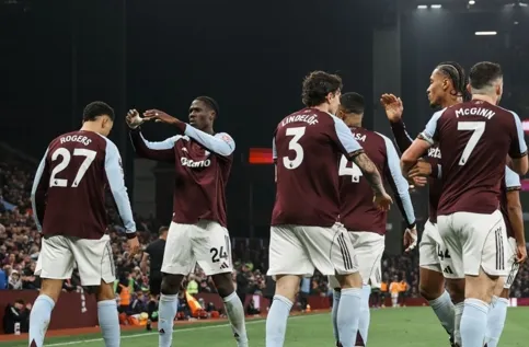 Aston Villa derrota Manchester United por 2 a 1 e enfileira sua 10ª vitória consecutiva