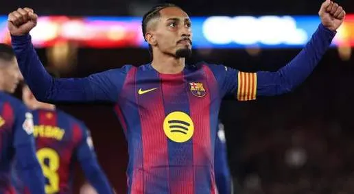 Barcelona vira sobre Atlético com Raphinha e lidera Espanhol