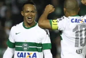 Ex-atacante do Corinthians é hospitalizado após briga em final da Taça Paraná