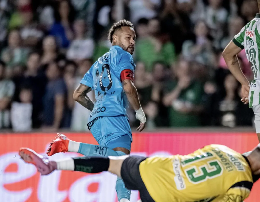 Neymar festeja hat-trick e não confirma sequência no Santos