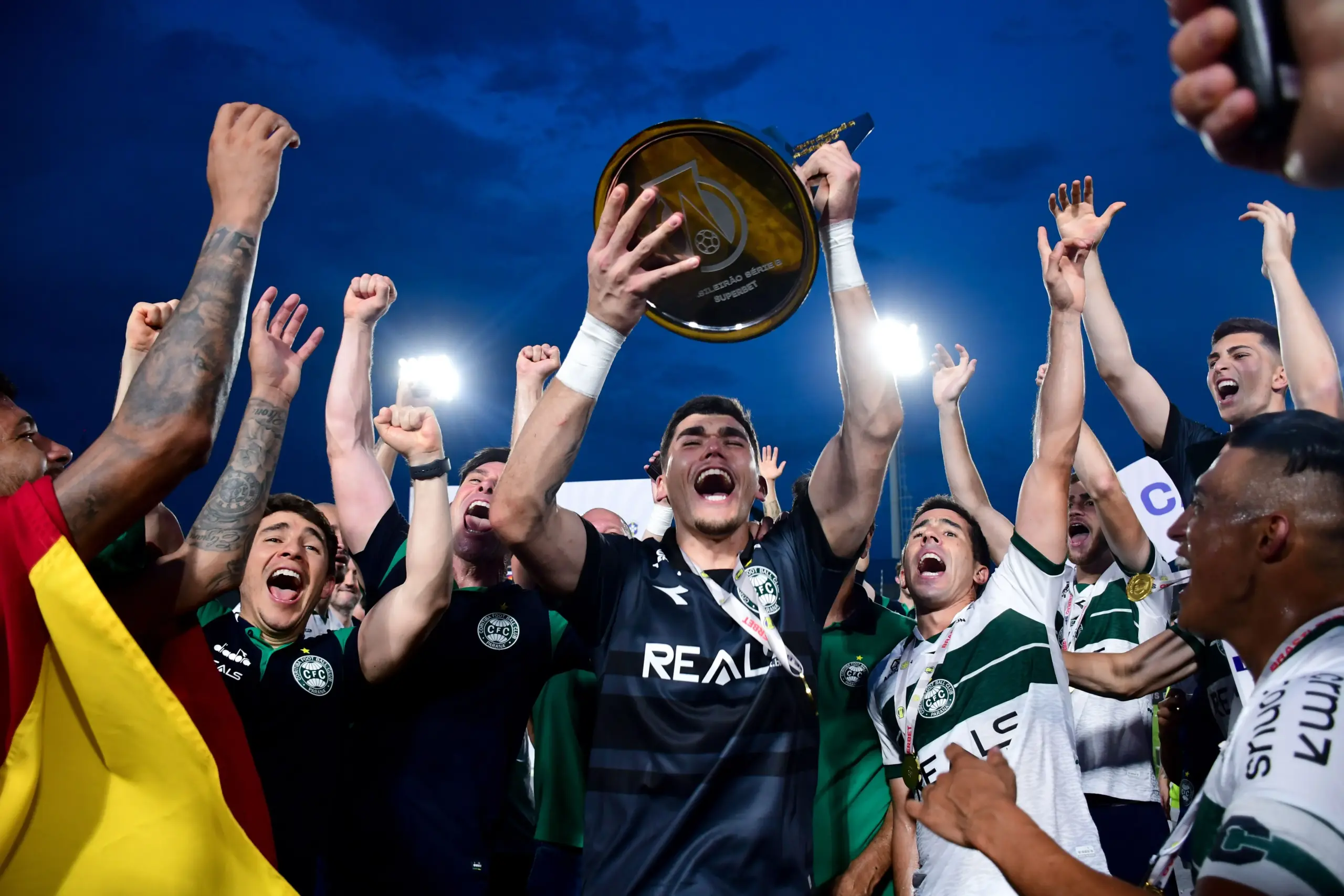Pedro Morisco, um dos herois do título alviverde, com a taça da Série B - Foto: Staff Images / CBF