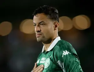 Zagueiro que está de saída do Guarani entra nos planos do Avaí para 2026