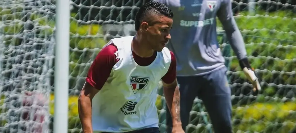 São Paulo acelera redução do elenco com venda de Erick ao Vitória