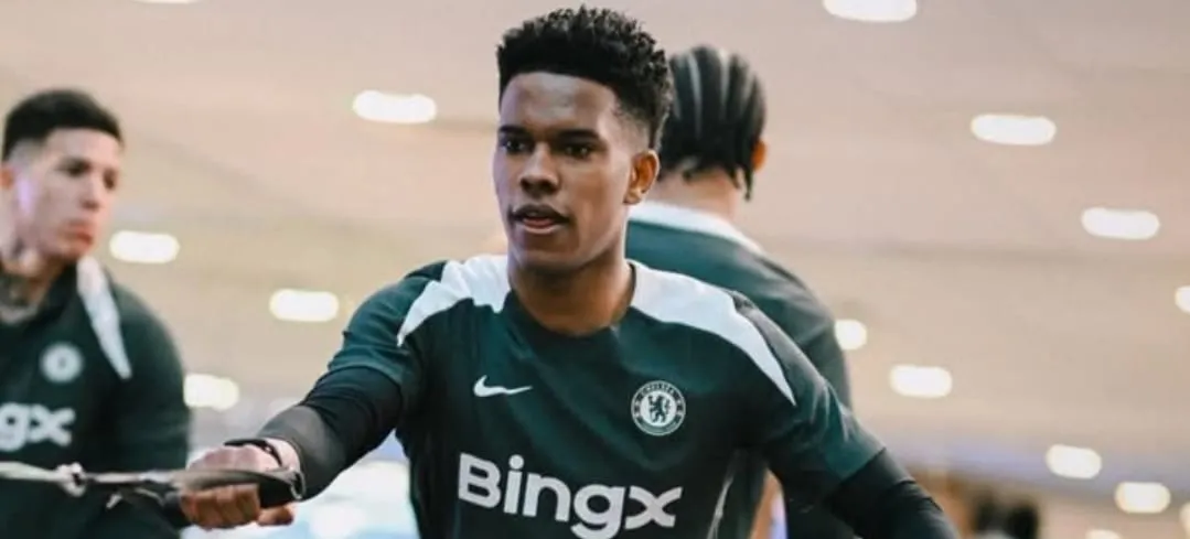 Estêvão durante treino (Foto: Divulgação-Chelsea)