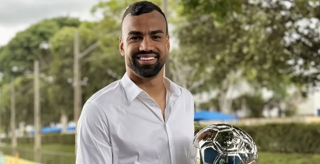 Fabrício Bruno com seu prêmio (Foto: Divulgação-Cruzeiro]