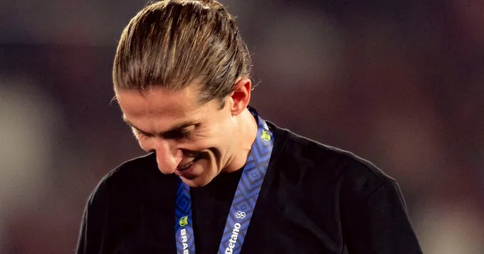 Filipe Luís se consagra como 'Rei do Brasil' e defende que 'passaporte não qualifica técnicos'