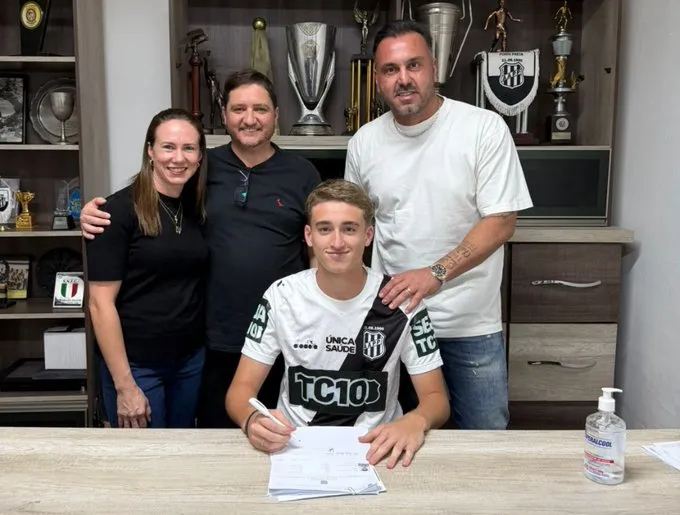 Atacante Victor Hugo assina contrato profissional com a Ponte Preta - Foto: Divulgação