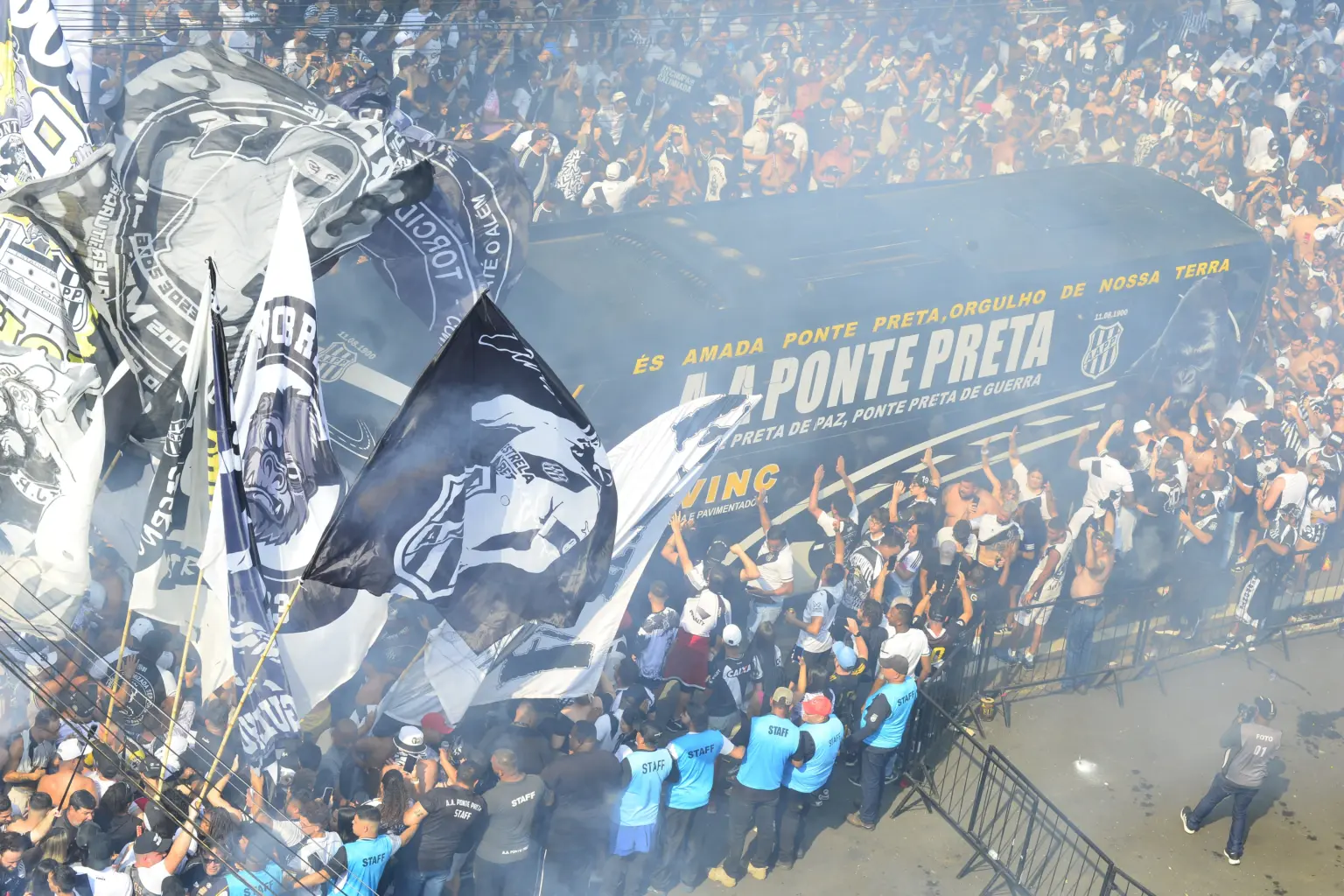 ESPECIAL PONTE PRETA: Um título brasileiro para chamar de seu! 6 Torcida carregou o time nos braços (Foto: Júlio César Costa – PontePress)