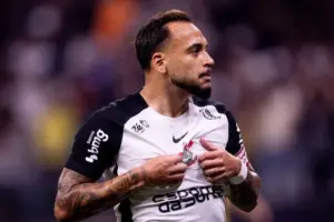 Corinthians envia proposta ao Shakhtar para manter Maycon