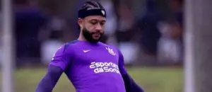 Memphis Depay volta a treinar com o elenco do Corinthians