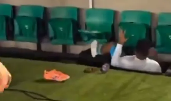 Torcedor invade o campo para abraçar Neymar e acidentalmente derruba Zé Ivaldo