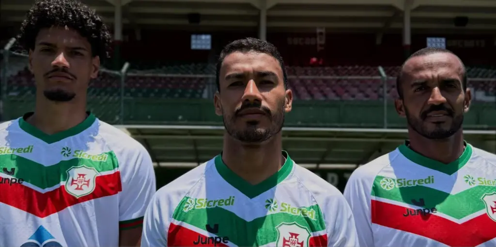 Portuguesa Santista lança camisa branca para temporada 2026