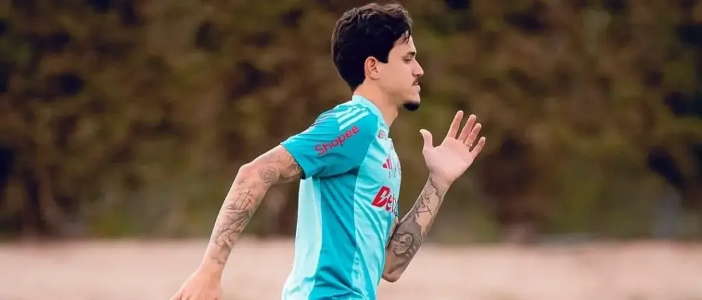 Pedro participa de treino do Flamengo com bola no Catar