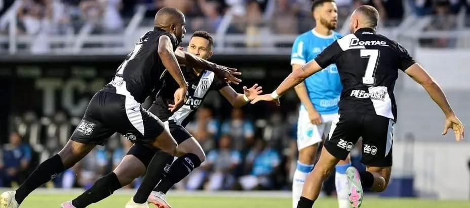 Jogadores da Ponte Preta (Foto: Marcos Ribolli-PontePress)