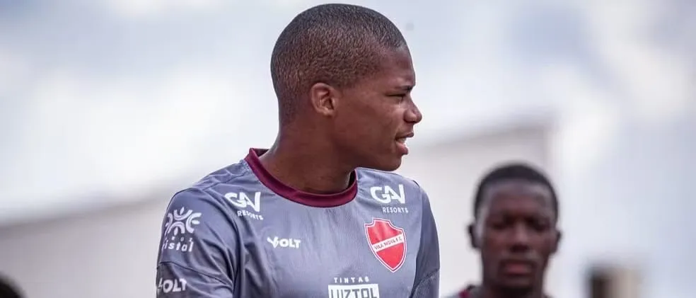 Raimundo durante treino do Vila Nova (Foto: Roberto Corrêa-VNFC)