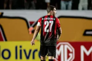 Cáceres deixa o Vitória e confirma novo clube para 2026