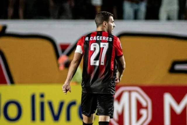 Cáceres deixa o Vitória e confirma novo clube para 2026 (Foto: Victor Ferreira/ECV)
