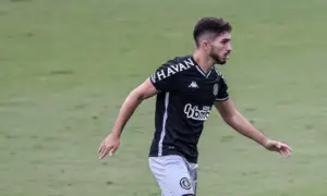 Santa Cruz oficializa contratação de volante ex-Vasco e Coritiba