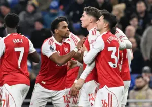 INGLÊS: Arsenal supera pressão, vence Everton e comemora Natal na liderança