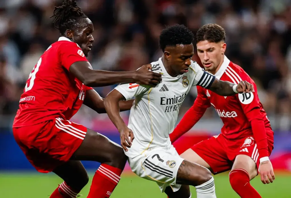 Vini Jr. é vaiado ao ser substituído no Real Madrid e posta mensagem enigmática