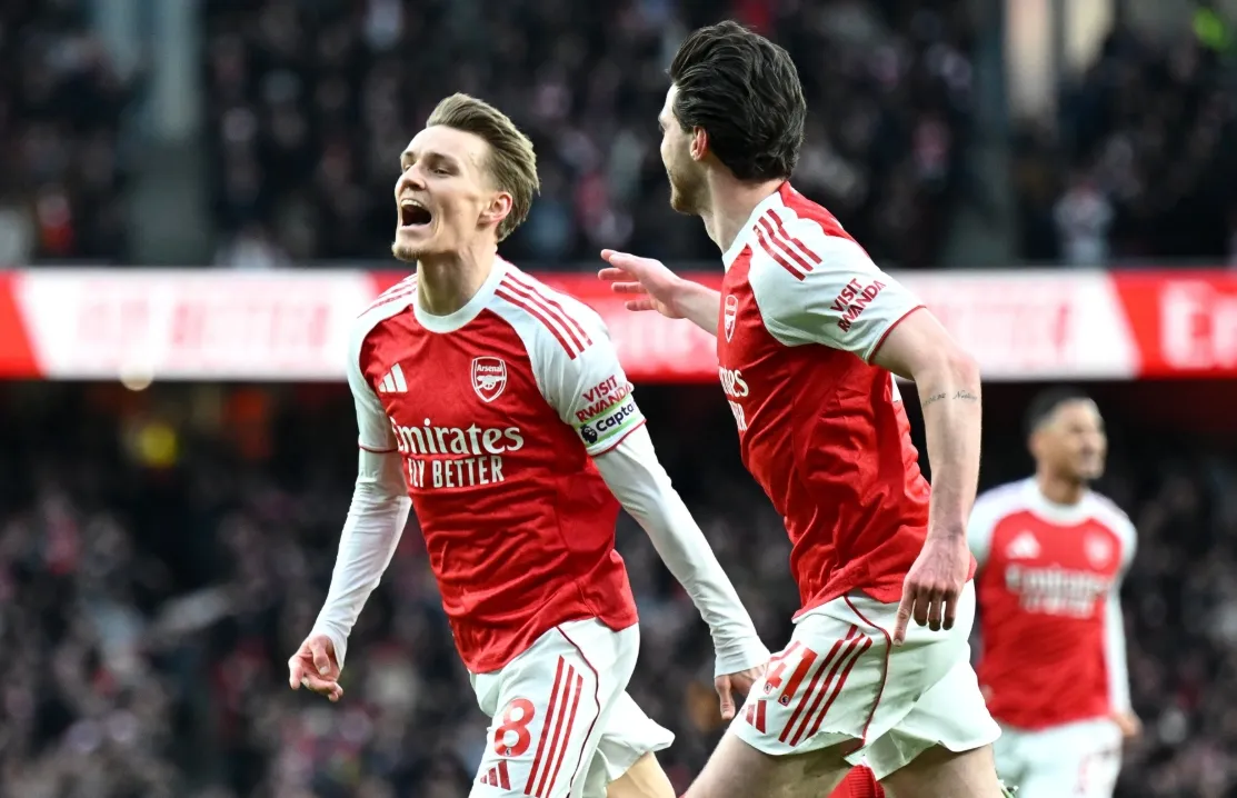 Arsenal vence Brighton e segue líder