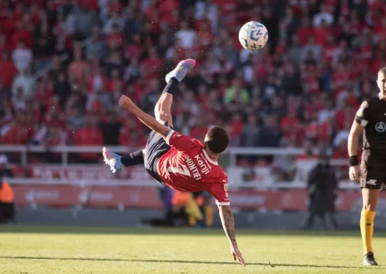 Montiel leva o prêmio Puskas 2025