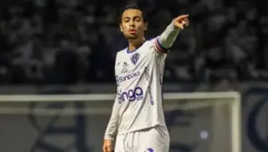 Volante rescinde com Paysandu e cobra valor milionário na Justiça