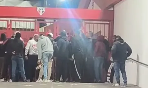 Torcida do São Paulo protesta no Morumbis