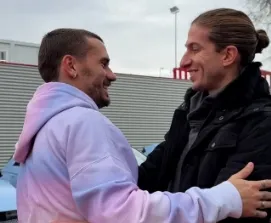 Filipe Luís em visita ao Atlético de Madrid