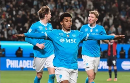 David Neres foi o destaque do título do Napoli