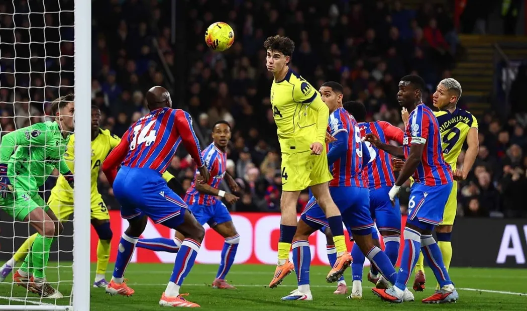 Tottenham vence Crystal Palace com brilho de Richarlison