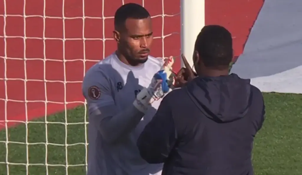 Goleiro do Sudão desmaia em jogo, mas fica em campo e ajuda em vitória histórica
