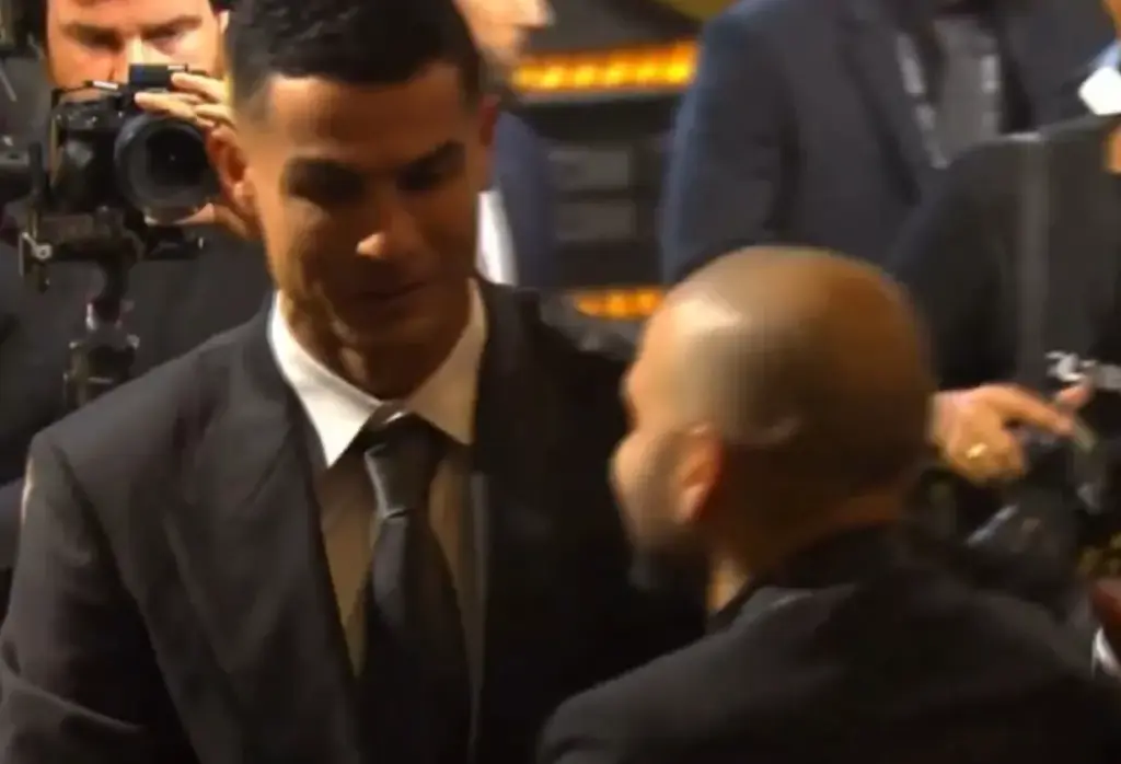 Daniel Alves faz 1ª aparição após deixar prisão e é cumprimentado por Cristiano Ronaldo. Vídeo!