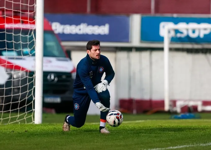 Após saída de ex-titular, Ponte Preta se aproxima de novo goleiro para 2026