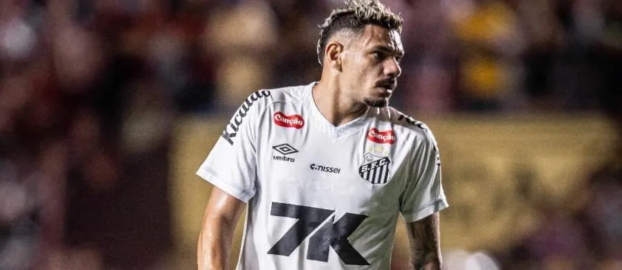Tiquinho Soares em ação (Foto: Raul Baretta-Santos FC)
