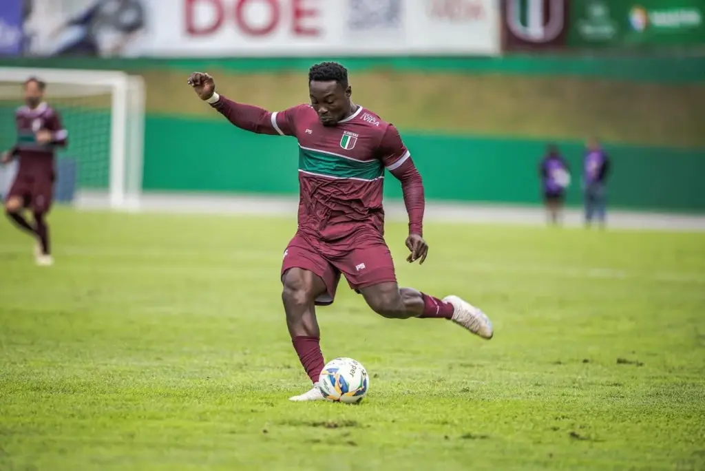 Amazonas surpreende e contrata atacante camaronês (Foto: Richard Ferrari/Blumenau)