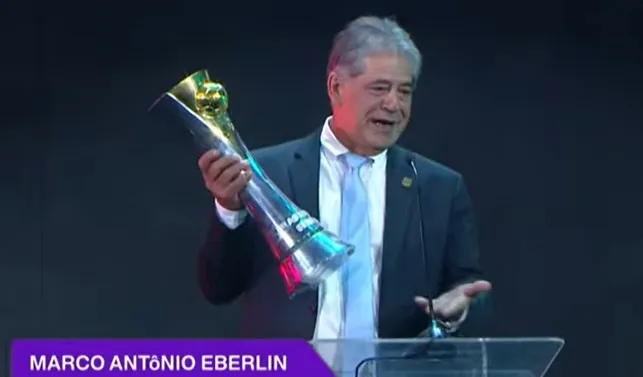 Eberlin recebe a taça de Campeão Brasileiro pela Ponte Preta