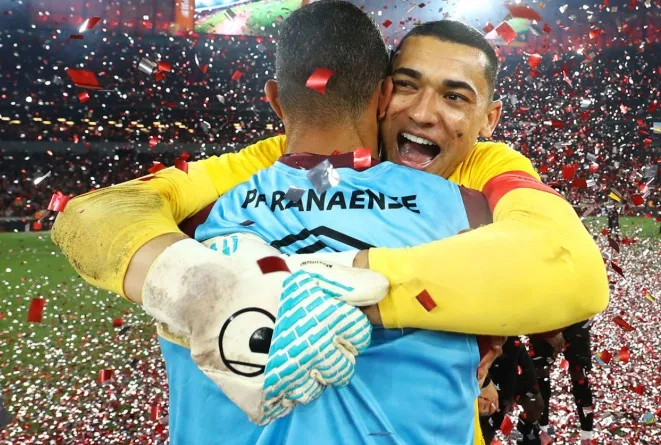 Goleiro Santos comemora o acesso na Arena da Baixada Foto: José Tramontin/athletico.com.br