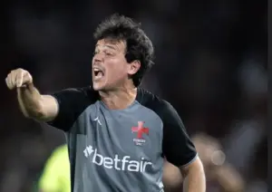 Diniz cita gramado ao falar dos erros do Vasco: 'Diferente'