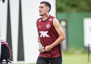 Herói do Vitória celebra permanência: 