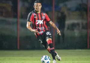 Coritiba avança por Erick e supera Vitória em disputa com São Paulo