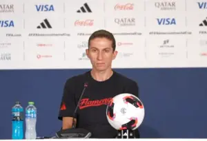 Filipe Luís indica volta de Pedro ao Flamengo: 'Pode ter minutos amanhã'