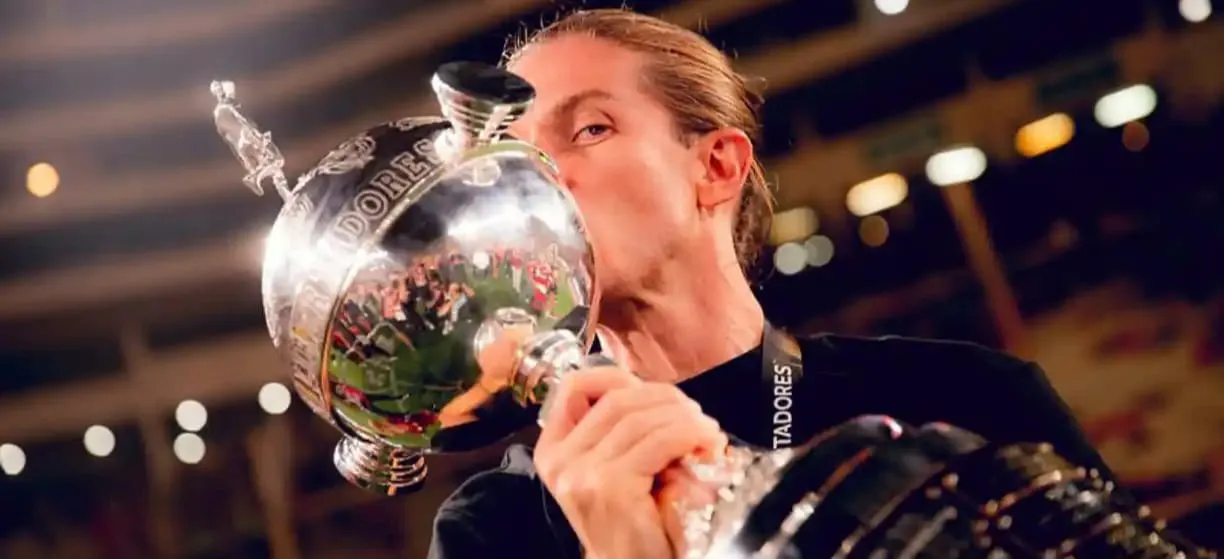 Filipe Luís com a taça da Libertadores (Foto: Adriano Fontes-CRF)