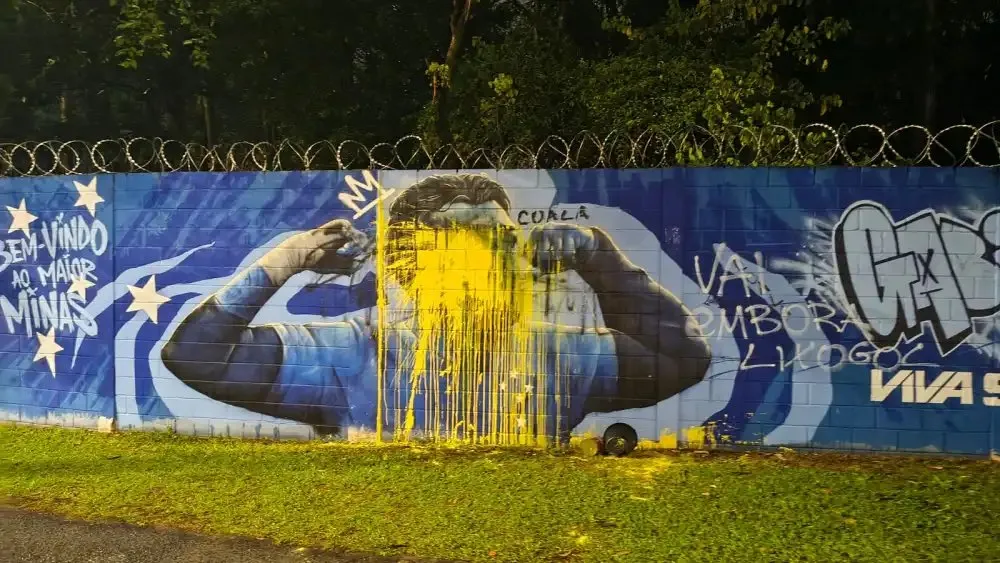 Mural de Gabigol no CT do Cruzeiro sofre vandalismo: 'Vai embora, lixogol'
