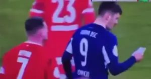 Em lance inusitado, jogador pega bilhete do rival em goleada da Copa da Alemanha