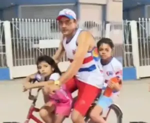 Torcedor que viralizou ao voltar do Castelão de bicicleta ganha um ano de sócio do Fortaleza