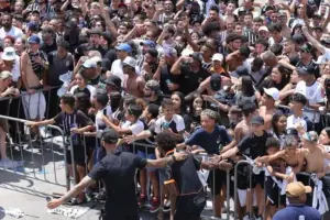 Jogadores do Corinthians provocam Vasco e Palmeiras em festa do título: 