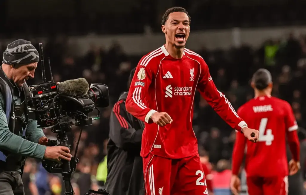 INGLÊS: Liverpool derrota o Tottenham, que teve dois expulsos, e se aproxima do G-4