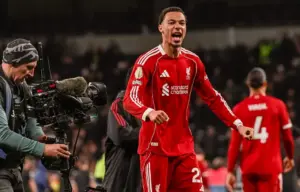 INGLÊS: Liverpool derrota o Tottenham, que teve dois expulsos, e se aproxima do G-4