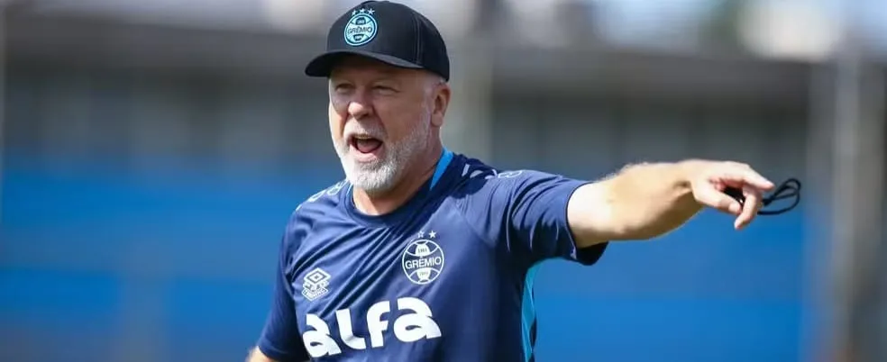 Mano Menezes durante treino (Foto: Lucas Uebel-Grêmio FBPA)